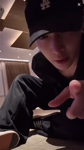 LAY ZHANG NEWS | 张艺兴 🇨🇳 on Instagram: "▪︎ 2025Dec19 LAY Douyin Live Snippet @layzhang #LAY #layzhang #zhangyixing #张艺兴 #張藝興"