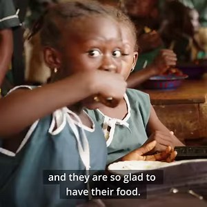 Join us 👋 in Kambia District, #SierraLeone! Here, farmers are bringing fresh produce to fuel nutritious school meals for children.🧑‍🌾🥬📚🧠 This home-grown school feeding programme is creating reliable markets for farmers and more nutritious and safe meals for 5,000 children. | World Food Programme