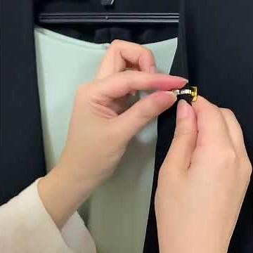 スーツに穴の開けないバッジ「スクリュー式スライドパーツ」の付け方
