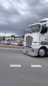 A K200 doing some Sub Contracting work for SRT Logistics #fypシ゚viralシfypシ゚ #trucking #kenworth | TAS Truck and Machine Photography
