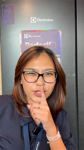 Electrolux Indonesia on Instagram: "Telah hadir: #PerfectFitFridge dari Electrolux! Kulkas yang rata dan menyatu dengan lemari kitchen set-mu🤩 Bukan cuma mempercantik, kulkas Electrolux EQE5300A-B juga menjaga bahan makananmu lebih segar lebih lama! #Electrolux #ElectroluxIndonesia"