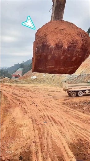 Mereka benar-benar memenuhi truk ini dengan tumpukan tanah yang sangat banyak. #shorts