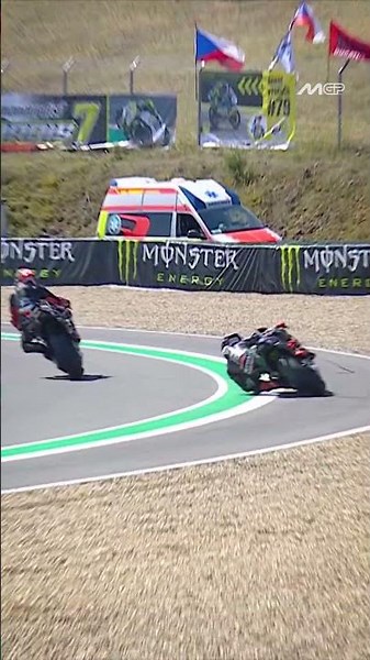 Not exactly a clear run out of the Long Lap for Martin 😵‍💫
