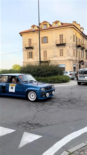 💙 Renault 5 Turbo 2 Bleue en action : une légende qui roule encore !