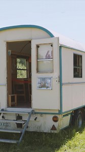 ‼️ Reminder: Heute eröffnet die Krone Farm! 🤗🌳🦓 Es ist soweit: Ab heute könnt ihr uns wieder auf unserer Farm in Weßling besuchen! 🤩 Genießt zusammen mit eurer Familie oder Freund*innen einen ruhigen Tag in Bayerns schönster Landschaft, in der Tradition und Natur aufeinandertreffen. Taucht ein in unsere grüne 🌳 Oase, atmet die frische Luft ein und erkundet den historischen Landsitz der Krone-Familie, der als Senioren-Residenz für unsere geliebten Tiere dient. 🦓🐫 🎟️ Tickets für dieses ein