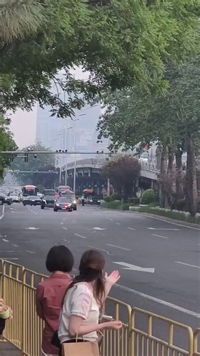 Esta podría ser la fuerza de seguridad más impresionante que verás en tu vida. Es esa caravana que está acaparando las calles de Pekín, una larga fila de SUVs negros pesados, con luces de policía parpadeando, extendiéndose por cientos de metros. Esto no es ni de lejos la caravana principal de Trump. Es solo la parte más discreta del sistema de seguridad: el apoyo logístico. En esta visita de Trump a China, 7 aviones C-17 Globemaster llegaron antes a Pekín, transportando más de 500 toneladas de s