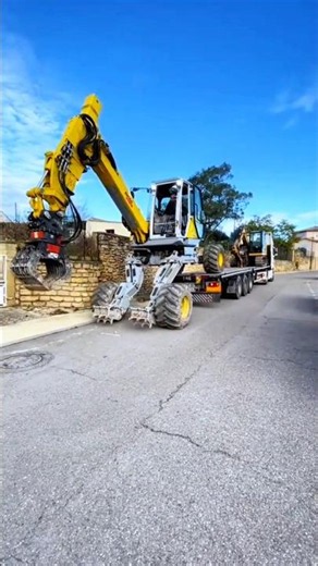 Massive M340 Excavator Off-Loading 🚜💥 You Won't Believe This Skill! 👀