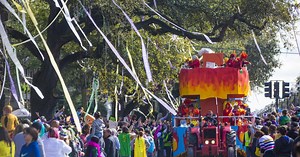 Parade Cam: Watch krewes of Iris and Tucks LIVE 💐🍺