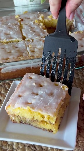 Honey Bun Cake RECIPE on dinnerin321 dot com #cake #dessert #honeybuncake #sweet #viral