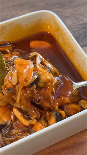 Guille Varela | Spanish Cooking on Instagram: "I’m obsessed with this technique!! Mejillones en escabeche (the Spanish way 🇪🇸) Escabeche is a traditional way of preserving meat and fish from Spain and Portugal. As many other preserving techniques, escabeches end up adding value to the product, transforming the texture and boosting the flavor. I’m a huge fan, so let me know if you want to see more escabeches soon! Ingredients: 1 kg mussels 100 g extra virgin olive oil 70 g cider v