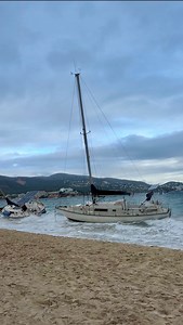 A storm is blowing over Mallorca today as yachts wash up on Son Matias Beach in Palmanova. Check out the replay of the live stream over on the Mallorca Under the Sun YouTube channel where I stupidly didn’t take a hat for the windiest, coldest walk ever through Palmanova. Snow is expected this week! Watch this space. | Mallorca Under The Sun