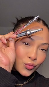 💘 It´s a match! 💘 #browmicrofillingpen ft #fluffup #fluffup 💗 Fluff Up Brow wax es una cera clara y cremosa que da flexibilidad al pelo creando cejas esponjosas, rellenas y de aspecto natural. #browmicrofillingpen el lápiz de cejas con efecto microblading sin dolor, sin compromiso... ¡sin el PARA SIEMPRE! | Benefit Cosmetics