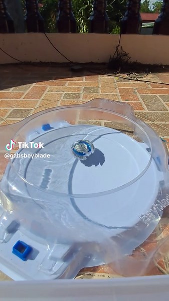 Beyblade Burst: Guilty Longinus vs Fafnir Battle