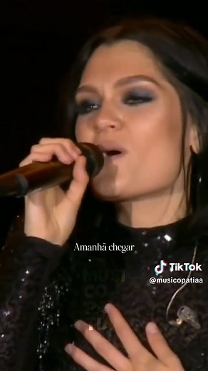 Jessie J's Live Performance of Flashlight