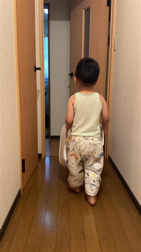 わーちゃん一家 | 次の行動に備えたい（慎重派の）わっくん。次やることがわかっている方がいろいろとうまくこなせるタイプです。保育園の登園時間が変わったり、時間を意識することが増えてきたのでちょうどいい機会になるかと思い朝のルーティンを一緒に組み立てました。... | Instagram