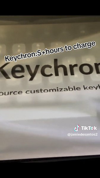 The old keyboard took 2 hrs to charge keychrons keyboard 5 hr to charge.#fyp #foryou #gamingkeyboard #keychron #battery #tech #techtok