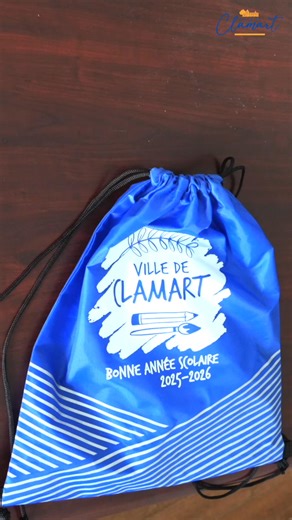 Des fournitures scolaires : c'est ce qu'on offre cette semaine aux écoliers d'élémentaire qui font leur rentrée 👍. Conçu en collaboration avec les enseignants, notre kit 100% gratuit vient accompagner les élèves dans leur scolarité, au plus près de leurs besoins. Une initiative pour soutenir le pouvoir d'achat des familles clamartoises 👉 https://www.clamart.fr/fr/actualites/preparer-la-rentree-scolaire-2025-2026 | Ville de Clamart
