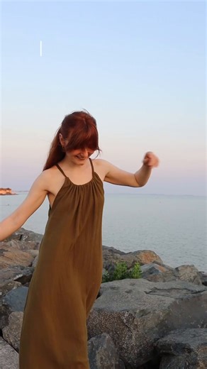 Pour sa garde-robe d'été, @lucette.lr⁠ nous dévoile le tuto de sa robe de plage🌞⁠ ⁠ ⁠ Et toujours accompagnée de sa Featherweight C240 qui s’adapte parfaitement à toutes les épaisseurs de tissus, même les plus fines ✂️⁠ 🎥 @lucette.lr⁠ Lien de notre modèle Featherweight C240 > https://www.singerfrance.com/accueil/40-featherweight-c240-7393033096519.html | SINGER France