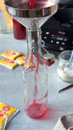 Rezepte & Tipps für den Monsieur Cuisine on Instagram: "🍓 Kennst du diesen Klassiker noch von früher? Heiße Liebe Likör neu gemacht! ✨ Dieser Heiße-Liebe-Likör aus dem Monsieur Cuisine compact mit Glitzer ist echtes Wohlfühl-Programm im Glas: fruchtig, leicht vanillig und perfekt für gemütliche Abende, Feiertage oder als kleines Mitbringsel zu Silvester. 🥂 Mit Tee, Kandiszucker und einem Schuss Wodka gelingt dir dieser Klassiker super einfach – und schmeckt wie aus der Weihnachtsbar. 😍 Was is