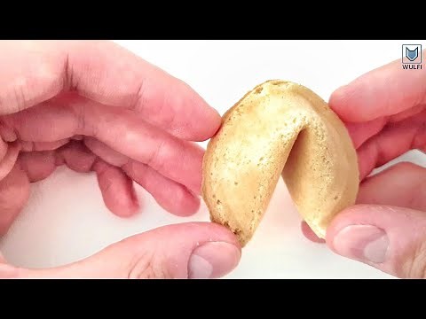 Opening a Fortune Cookie - Los Angeles Panda Express Glückskeks