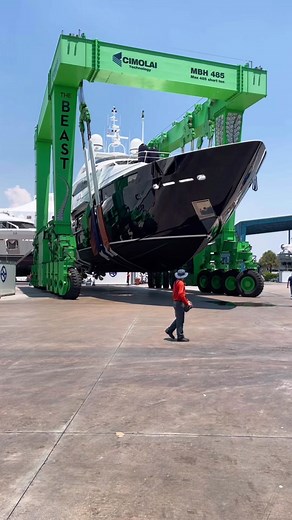 Impressive Travel Lift: M/Y Acacia Splash Process Revealed