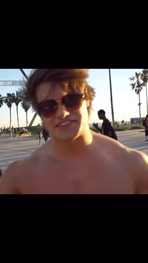 Zee Lifts on Instagram: "Jeff Seid, the star child of men’s physique, the youngest ever IFBB Pro, what a could have been if he kept it up🥲 I remember watching Jeff Seid when I first began my shift into bodybuilding back before lockdown and during, I didn’t really know how to train back then, I was doing a lot of cardio and not properly isolating muscle groups. I didn’t learn how to train properly till about a year after I would say in January/February of 2021. But enough about me, @jeff_seid is