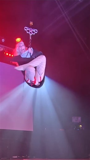 Ok so acrobatic self-suspension choreo is nice and all but by far the part of this act that was the most difficult was keeping not one but *two* headpieces on, including while spinning upside down, oh and also while suspended by just my foot with an unlocked upline I have to take only one of them off (and make it look as cute as possible) 🙃 Nun habit ➡️ devil horns...a lot of practice and troubleshooting and elastic and hair clips and even some two-part epoxy was involved. Rigging plate by @sub