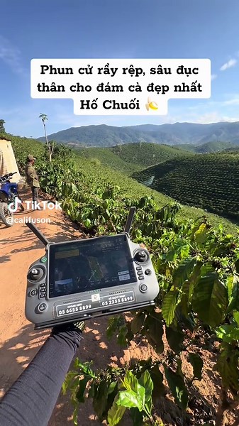 Phun kiểu cũ: Mệt xỉu! Phun drone: Nhanh - Gọn - Khỏe re! ————————————— Liên hệ em Hưng đặt lịch phun thuốc cho vụ mùa bội thu thôi cả nhà ơi! 📞 Hotline: 077.555.66.09 - 087.87.87.505 📍 Drone Service - Phun ít, hiệu quả nhiều! #AgriDrone #DroneNongNghiep #PhunThuocmaybay #HieuQua