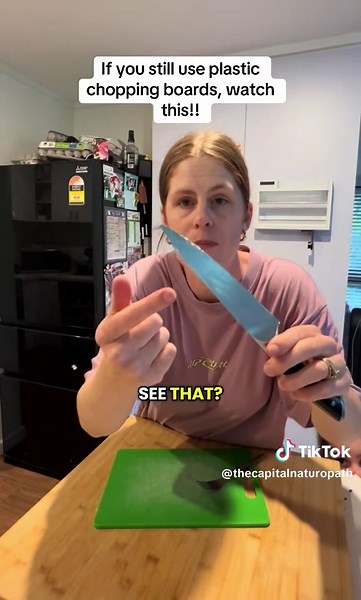 If you’re still using plastic chopping boards, this one might make your stomach drop a little… 😬 Those tiny scratches you see when you’re chopping? They’re not “just wear and tear”… they’re microplastics. And every time we cut fruit, veggies, meat, snacks for the kids… a little bit of that plastic ends up in our food. Not to scare you but to empower you. Because once you know, you can choose better. ✨ What to use instead: • Wooden boards (my fave!! naturally antimicrobial) • Bamboo boards • Gla