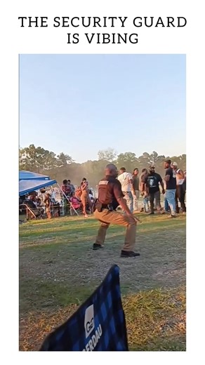 Go security guard, GO! 🕺 #securityguard #dance #twerk