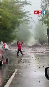 Fuertes lluvias provocan aluvión en Las Condes: torrente arrastra autos, micros y escombros
