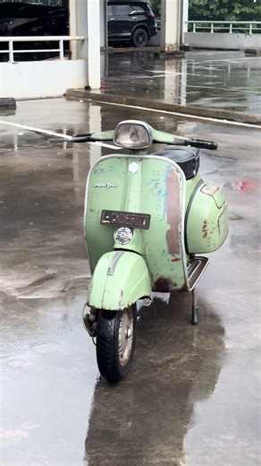 Vespa Rain 🌧️ #vespaindonesia #vespasprint #vespaoriginal