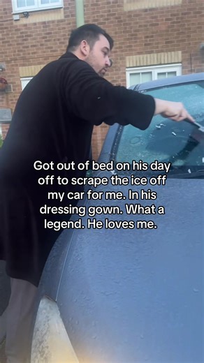 Before anyone says anything, I was going to do it myself but he wanted you to do it for me 💁🏻‍♀️ I wasnt going to say no 😂 he also made me a cuppa in ny flask to go to work. He loves me 😂 #tophusband #husbandandwife