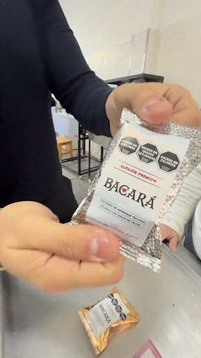 Alfajores Bacará on Instagram: "Bibi prueba los Bacará con los ojos tapados. Vos qué decís, sabe cuál es cuál?"