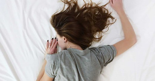 Voici les coiffures idéales pour dormir afin de ne pas abîmer vos cheveux la nuit