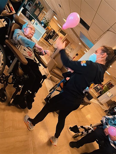 Je les accompagne comme si c’étaient ma #famille 💖 Chaque séance, c’est du mouvement, des sourires… et beaucoup d’humanité. La gym douce, c’est aussi c’est redonner confiance, autonomie et joie de vivre que certains ont perdu 🙏🏼 #gymdouce #personnesagée #activitephysiqueadaptée #apa 📍EHPAD Floribunda @mandelieuville avec @Vitaé Sport Santé