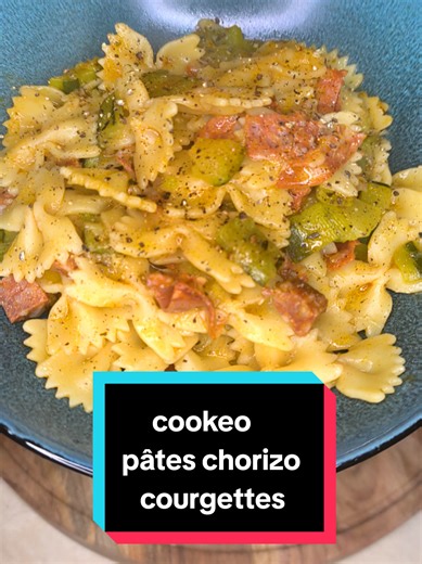 one pot pasta au cookeo chorizo et courgettes, rapide à faire les soirs de flemme. ingrédients: • 1 oignon •1 ou 2 courgettes • 150g de chorizo • épices cajun • sel poivre • 250g de pâtes • 500ml d'eau cuisson: • 5/6 min en mode doré pour les légumes • 6 min de cuisson sous pression ou la moitié du temps indiqué sur ton paquet de pâtes #foodtok #pate #cookeo #recette #recettefacile @Moulinex France