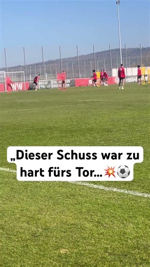 „Perfekte Kombination von Wehen Wiesbaden… aber der Pfosten rettet das Tor 😳⚽“#fußball#shorts