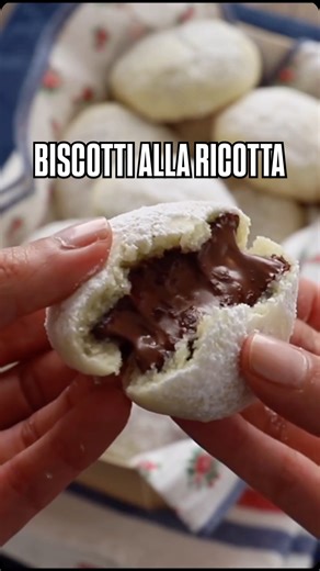 BISCOTTI ALLA RICOTTA morbidi senza uova con un ripieno di Nutella che resta sempre cremoso 🤩❤️ Un dolce facile e veloce perfetto per colazione e merenda. Il trucchetto per avere la Nutella morbida è davvero sciuè sciuè! 👩🏻‍🍳Ingredienti per 20 biscotti: 🍪 250 g di ricotta 🍫 100 g di zucchero 🍪 80 g di burro morbido 🍫 200 g di farina 🍪 1 cucchiaino raso di lievito per dolci 🍫 200 g di nutella Formate 20 palline di nutella, mettete in freezer per 1 ora. Intanto in una ciotola mescolate l