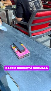 Pare o brichetă normală, dar are o cameră ascunsă! Îi pui un card de memorie și înregistrează video și audio în 1080p. Nimeni nu o să-și dea seama vreodată, pentru că arată exact ca o brichetă reală. Și da… chiar poți aprinde țigări cu ea. O găsești pe Spionescu.ro. #spionescu #spy #spion #securitate #gadget #tehnologie #cameraascunsa #cameraspion | Spionescu