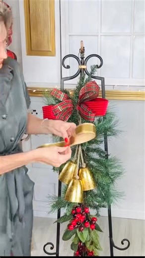10K views · 128 reactions | Let’s create a beautiful Christmas Swag! | Olivia's Romantic Home DIY | Facebook