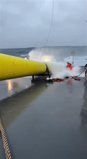 Deploying Deep-Sea Submersible in Stormy Seas #OceanExploration #MarineTech #UnderwaterVehicles