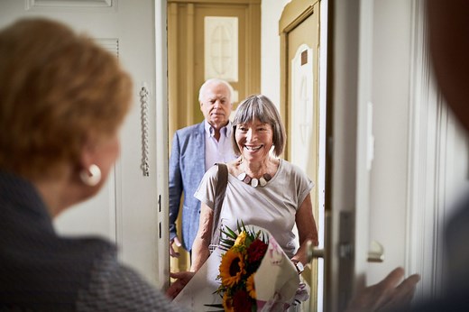 7 Etiquette Mistakes That May Accidentally Make You An Impolite House Guest