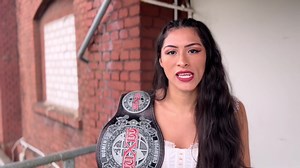 Die God Queen Delmi Exo gewann bei MLW #NeverSayNever gegen Ava Everett und krönte sich damit zum Doppelchampion. MLW Women's Featherweight und wXw Women's World Champion. Heute trifft sie bei #wXwSTTT auf Calypso. Schau dir das Video an und erfahre, was sie uns zu erzählen hat. Sei heute live dabei, ob in der Halle oder Zuhause. Wir starten um 18.20 Uhr mit einem Titelmatch kostenlos im #wXwFightForever Livestream auf dem GMC German MMA Championship YouTube Kanal. Danach geht es um 19 Uhr weite