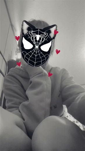 my favorite color are black and magenta😭