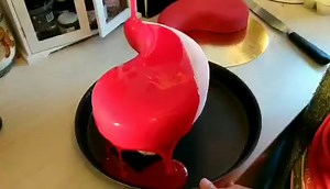 voici la recette du glaçage miroir que vous pouvez utiliser pour glacer vos buches :) Glaçage miroir 200 g de sucre en poudre 200 g de glucose 75 g d eau 6 feuille de gélatine 200 g de chocolat blanc 150 g de lait concentré Dans une casserole faire chauffer le sucre , le glucose et l eau jusqu'à a atteindre 103 degré hors du feu rajouter la gélatine préalablement réhydrater mélanger bien puis verser le tout dans un saladier sur le chocolat blanc mélanger jusqu'à ce que le chocolat ai complétemen