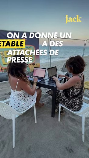 On a donné un appareil photo jetable à Laura et Nina, les attachées de presse des Déferlantes, pendant 3 jours. Interviews, montée sur scène avec les artistes, backstage du festival… Voici ce qu’elles ont shooté. 📸 | Jack