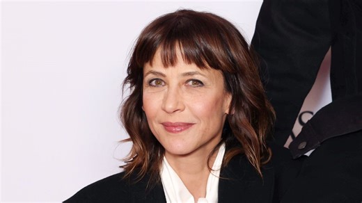 Sophie Marceau: Statt in Schwarz wählt sie ihren Blazer für den Sommer 2026 in Dunkelgrün
