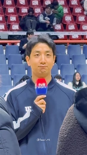 허훈 앓이(𝙖𝙠𝙖후니아뤼) on Instagram: "“복 많이 받으세요 행님” 외치며 등장한 천년만년 귀여울 귀염둥이💗 날이 날인만큼 우리 후니 경기 전에도 후에도 인터뷰한다고 바빴지🎤 #허훈#HEOHOON @hooni_kt"