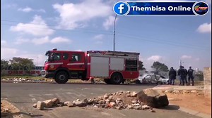 #Thembisa_Online #BREAKING_NEWS An attempted CIT robbery at Difateng Section,Thembisa. 🎥🎤 #Mfanelo_Uphenyibheshu_Dzanibe 🎥🎥 And #Mpho_FD_Creations There was an attempted Cash In Transit robbery at Ndzeyani Street between Difateng Section and Limindlela Station, Thembisa earlier Today. The alleged robbers started setting alight one of the vehicle that they were travelling with trying to barricade the road, when the CIT vehicle managed to get away, and went to Tembisa South Police. No Injuries